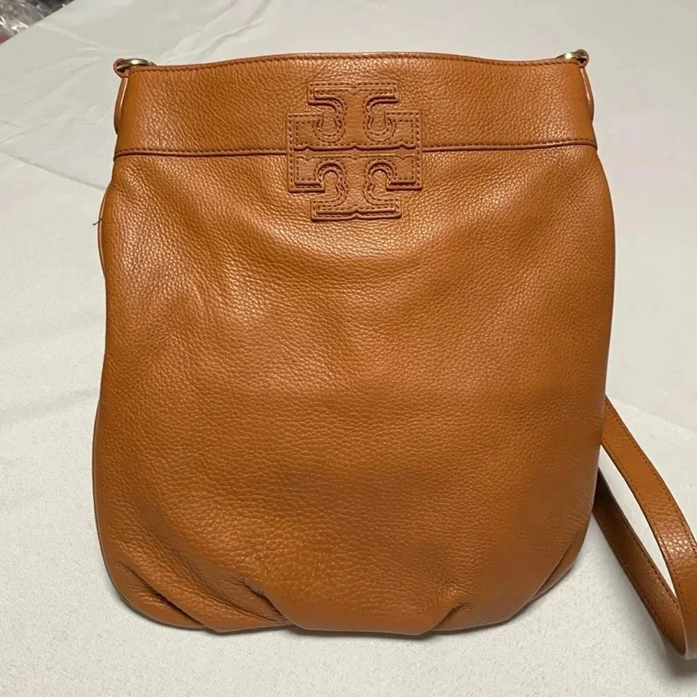 TORY BURCH Women’s Purse, great condition. Slight color transfer on the back.